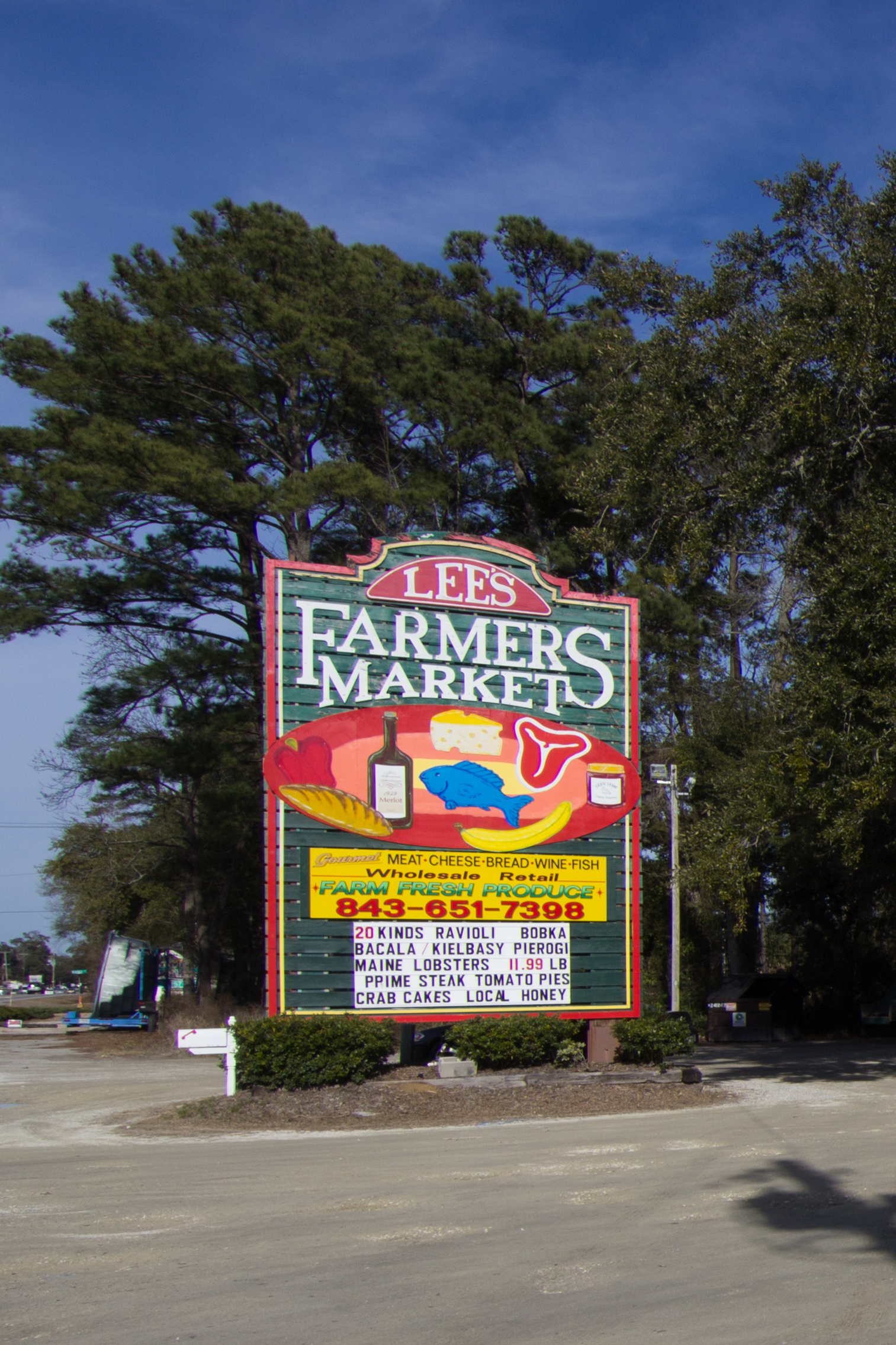 Lee's Farmers Market roadside sign outside the market
